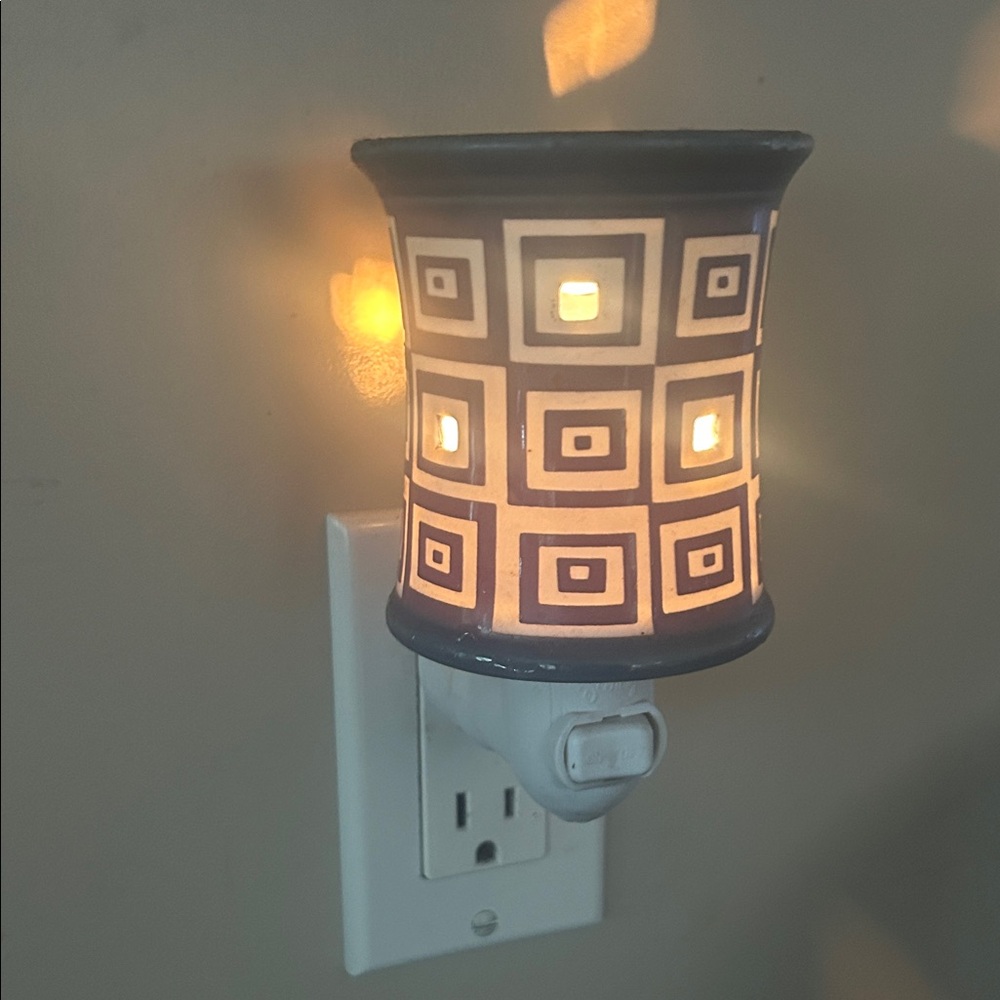 Geometric Patterned Scentsy Wall Plug-In Light